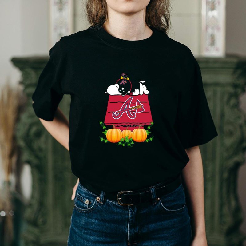 Atlanta Braves Snoopy Pumpkin House T-Shirt For Fall Fans - Image 2
