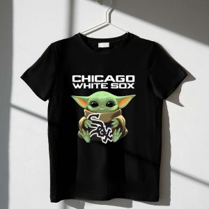 Baby Yoda Hug Chicago White Sox T-Shirt - Cute Fan Apparel