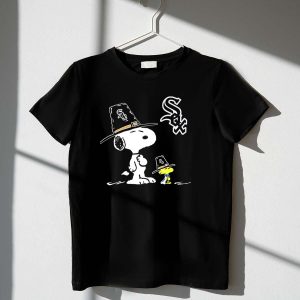 Chicago White Sox Snoopy & Woodstock Pilgrim Hat Graphic T-Shirt