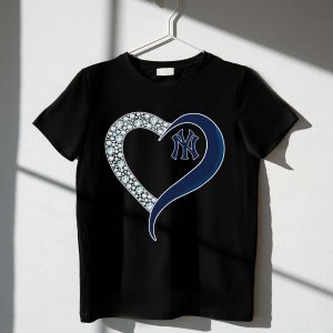 New York Yankees Heart Graphic T-Shirt - Diamond Design