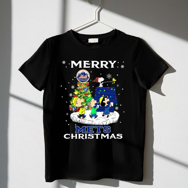 New York Mets Christmas Featuring Snoopy and Peanuts Characters T Shirt t shirt 1 1