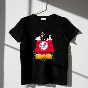 New York Yankees Snoopy Pumpkin House Graphic T-Shirt For Fans