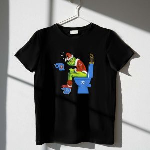 Boston Red Sox Grinch Santa Toilet T-Shirt - Fun Holiday Apparel