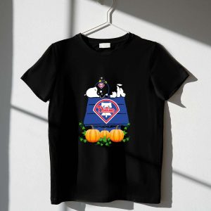 Philadelphia Phillies Snoopy Pumpkin House Graphic T-Shirt for Fans