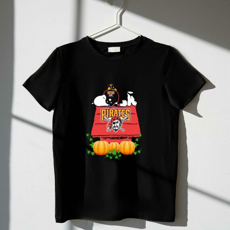 Pittsburgh Pirates Snoopy Pumpkin House Graphic T-Shirt for Fans