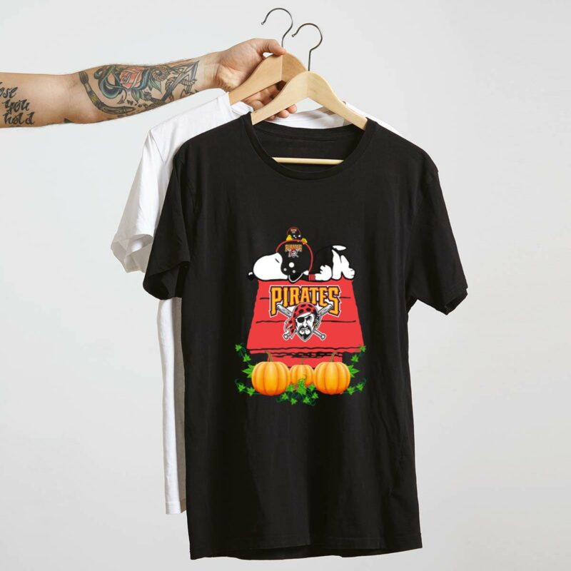 Pittsburgh Pirates Snoopy Pumpkin House Graphic T-Shirt for Fans - Image 4