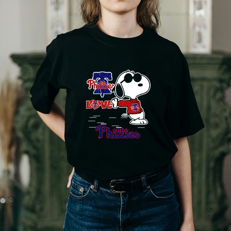 Snoopy Love Philadelphia Phillies T-Shirt - Ideal Gift for Fans! - Image 2