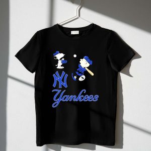 Snoopy & Charlie Brown New York Yankees Baseball T-Shirt For Fans