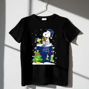 Tampa Bay Rays Snoopy Christmas Peanuts T-Shirt - Snowy Holiday Scene