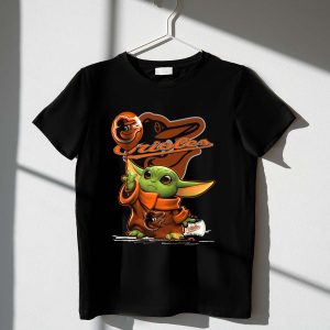 Yoda Holding Baltimore Orioles Balloon Graphic T-Shirt For Fans